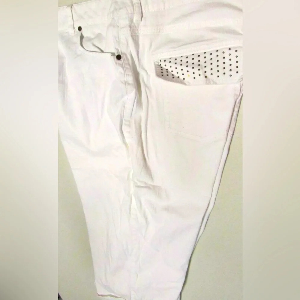 Women's Size 16W White Sequin Cuffed Capris By NorthCrest